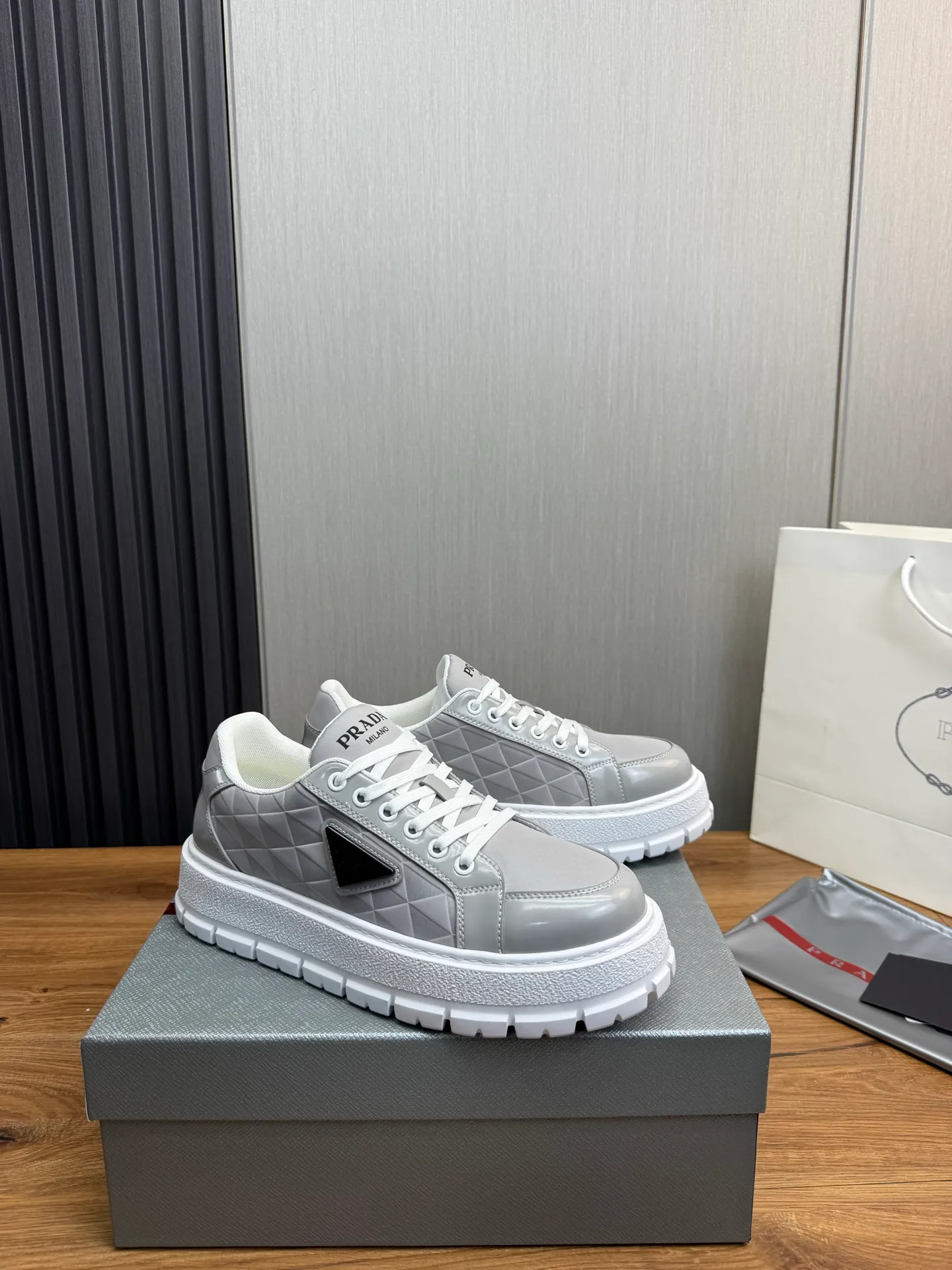 Men's shoes 💰580💰 [PRADA] Autumn and winter hot men's shoes shipped 👏Official website synchronized ⬆️Original fly-woven cowhide fabric + cowhide lining, 1⃣️:1⃣️reproduction, original sole, 38-45 (45. Customized, non-refundable)